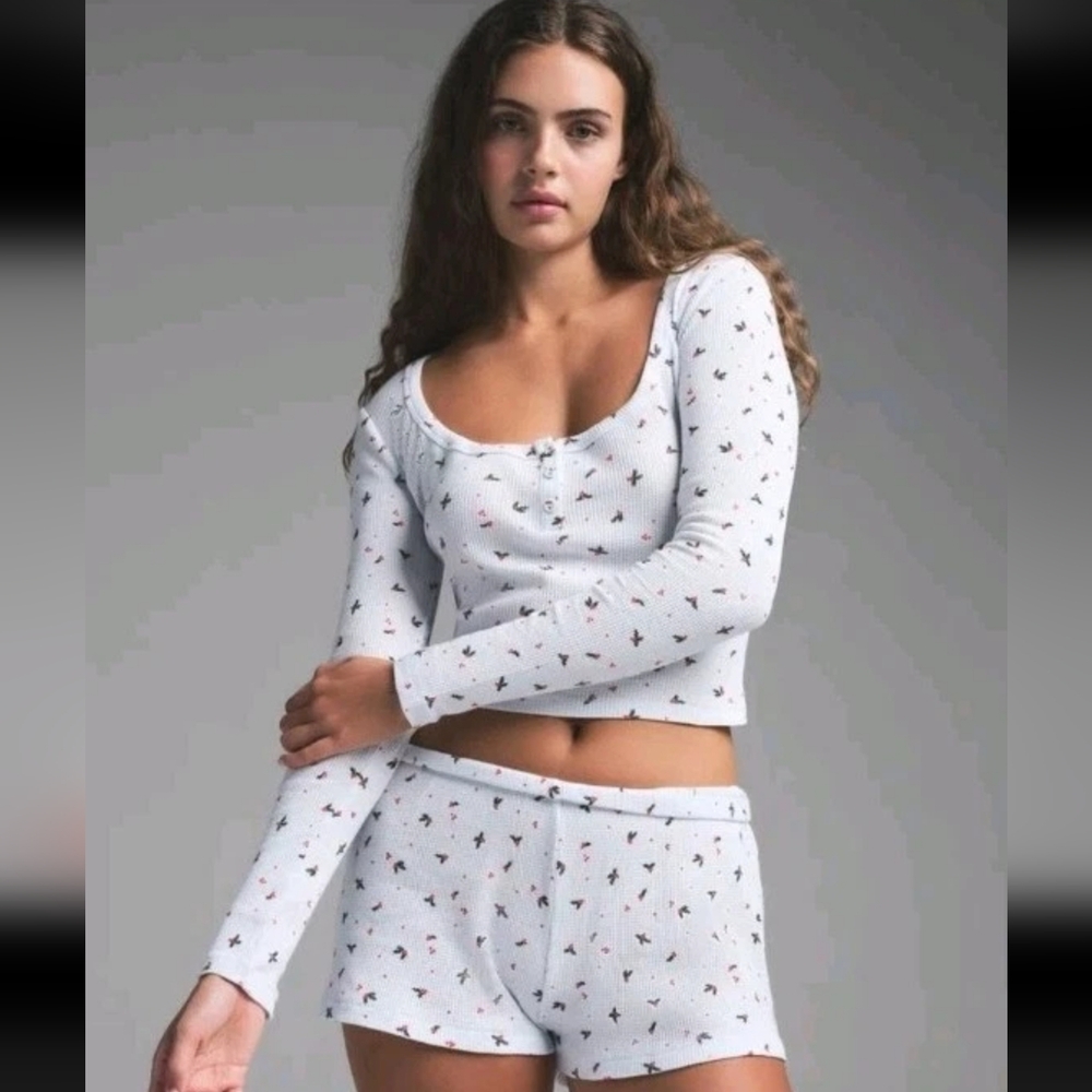 SKIMS, Women’s Waffle Sleep Long Sleeve Top & Shorts Set, Blue Holly Print, XL